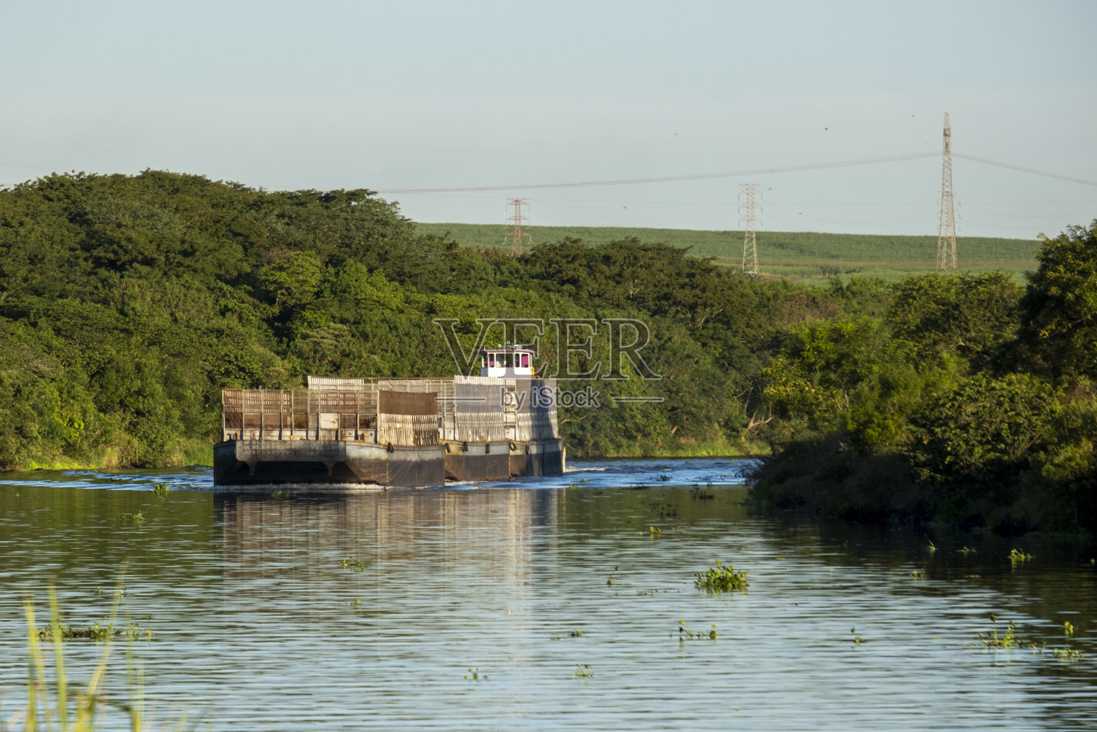 沿河而下的空驳船-提特-巴拉那水道照片摄影图片