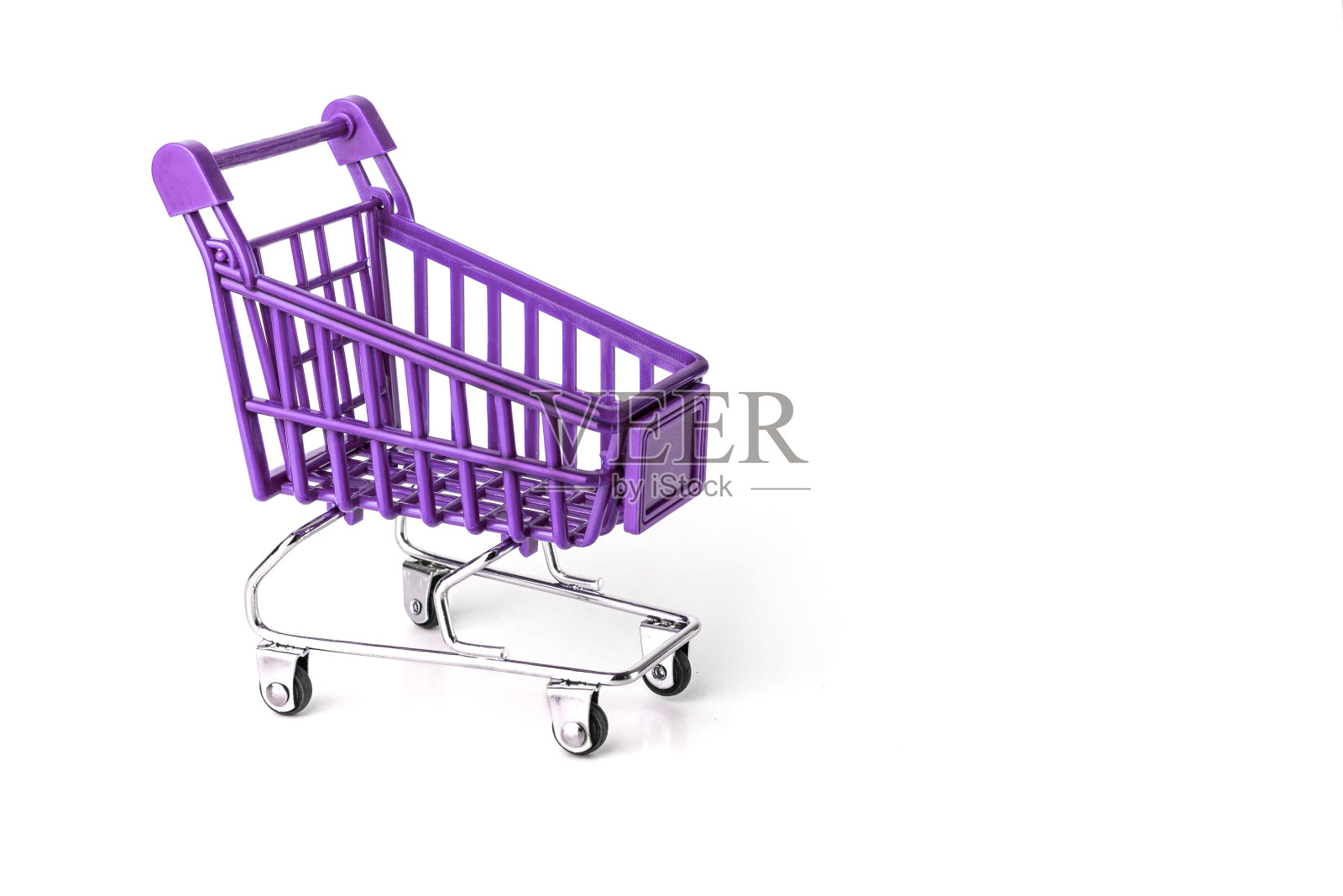 超市购物推车的关闭与黑色车轮和塑料元素的处理孤立的白色背景。购物的概念。广告版面照片摄影图片