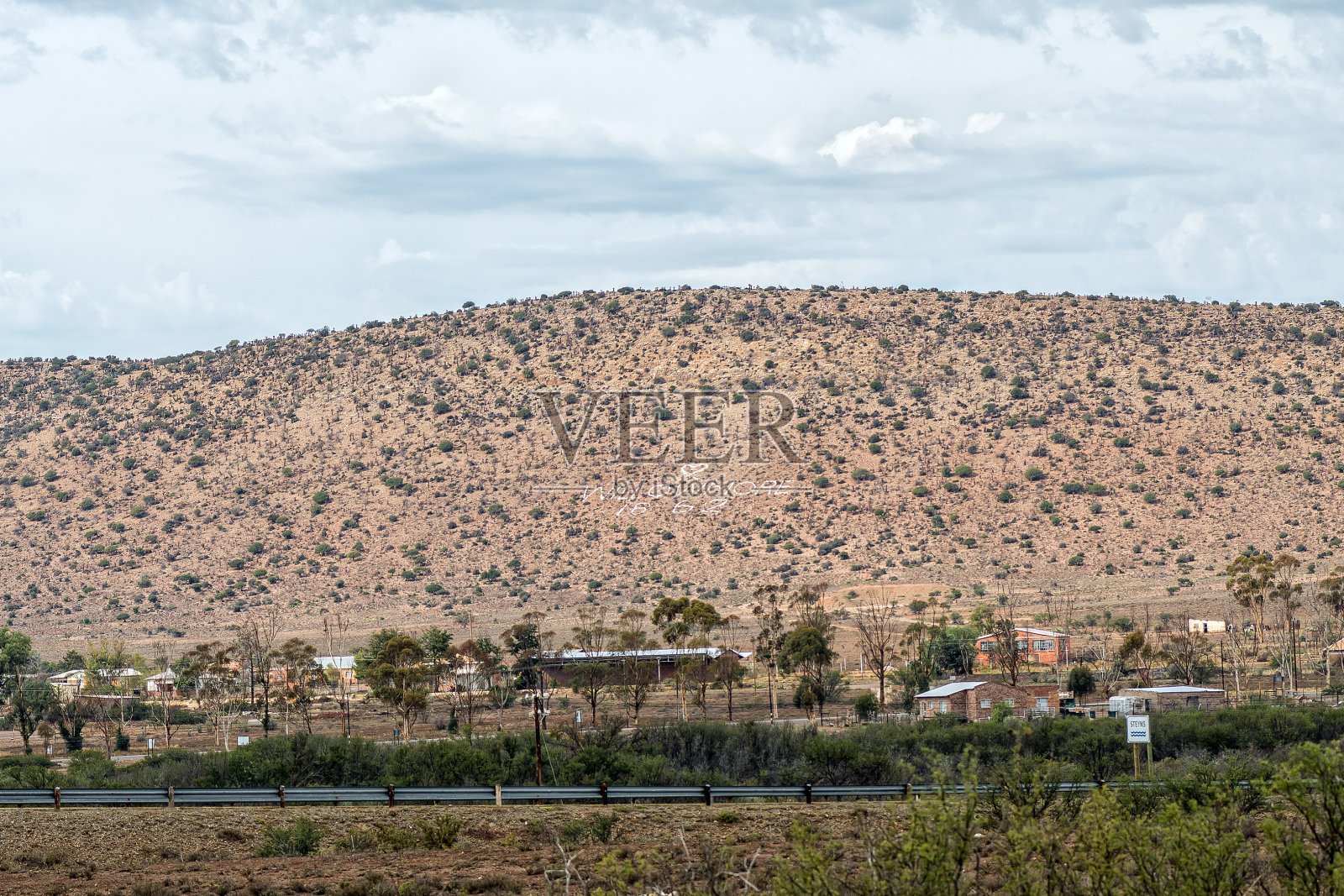 小镇的名字,Willowmore,用白色的石头写在山坡上照片摄影图片
