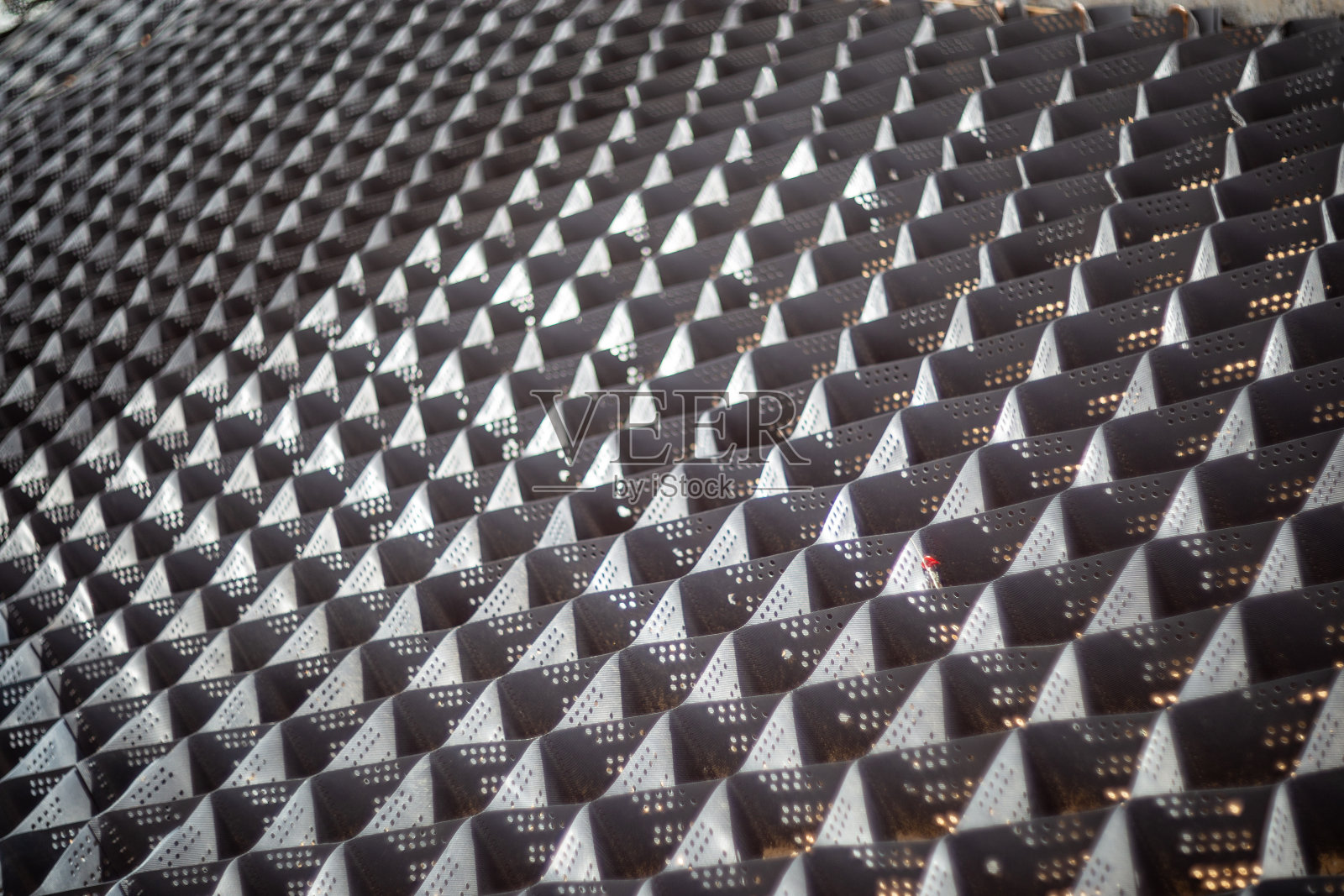 土工格栅用于加固斜坡上的蠕动土,斜坡和其他景观元素。照片摄影图片