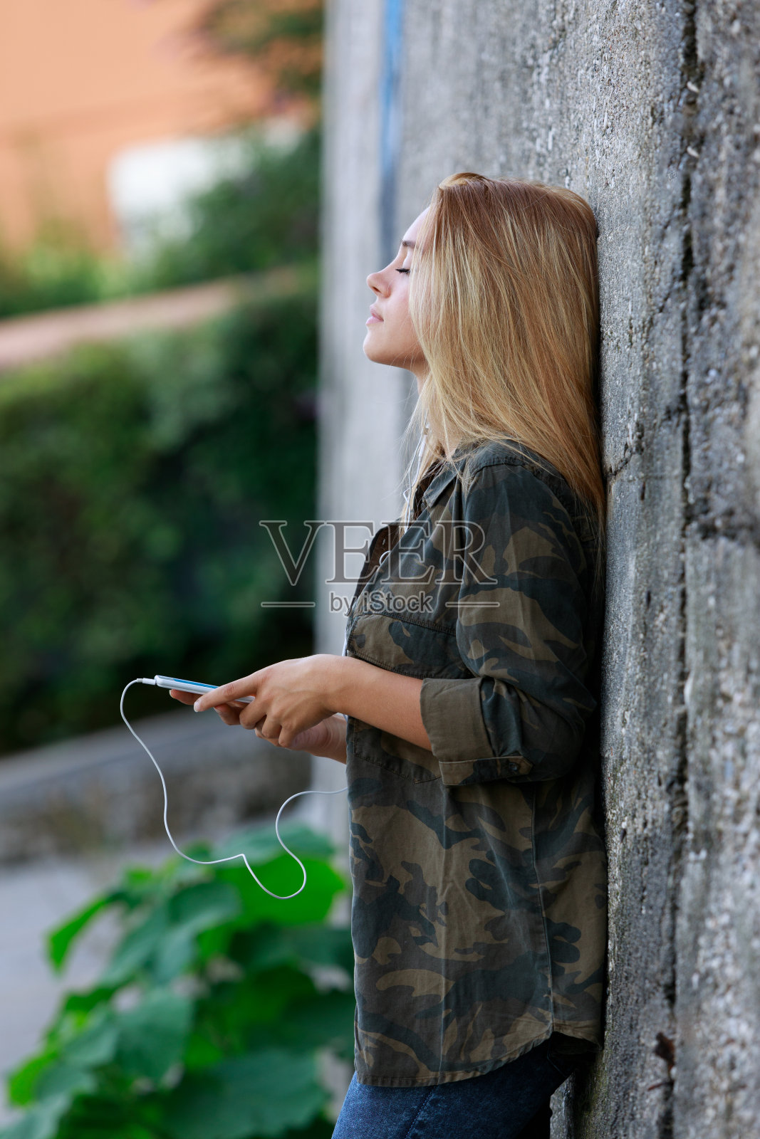 美丽的女孩在省郊听音乐照片摄影图片