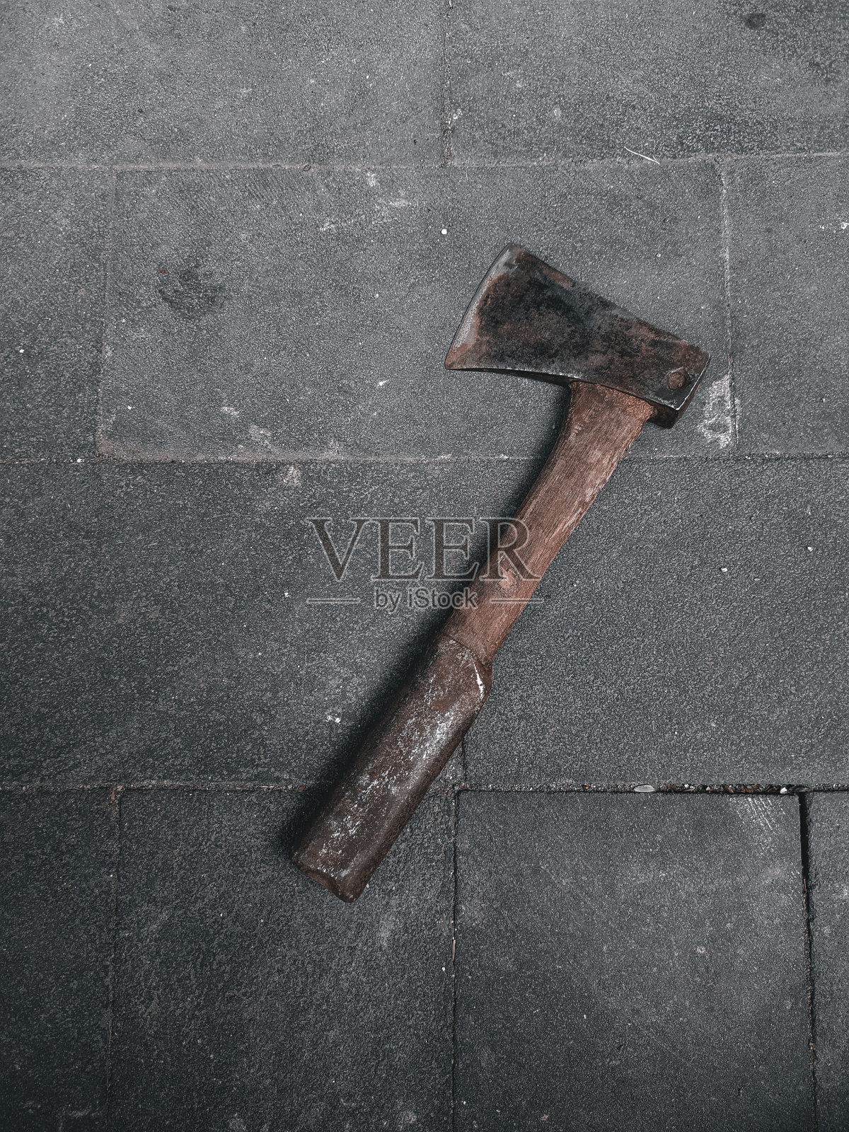斧头在黑色的石头地板上照片摄影图片
