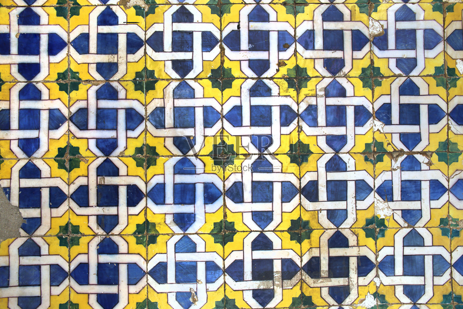 葡萄牙里斯本的许多建筑都采用了传统的蓝色、黄色和白色釉面瓷砖。这些葡萄牙瓷砖有许多不同的几何或花卉图案和颜色。照片摄影图片