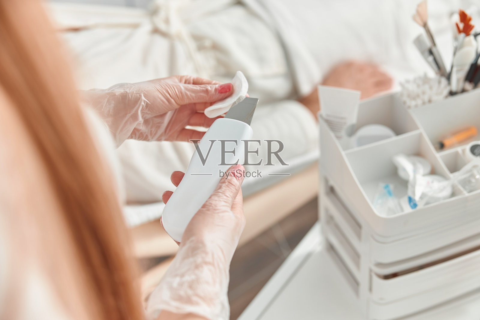 在专业的美容院进行近距离的超声波面部清洁。照片摄影图片