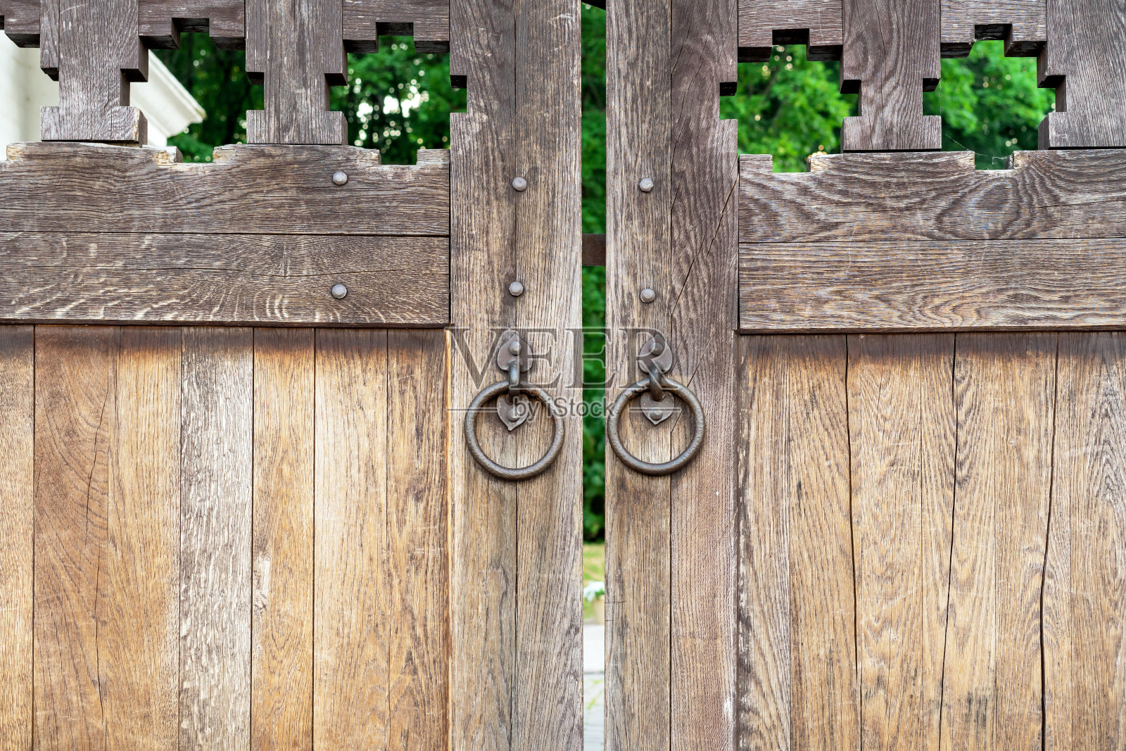 带有圆形锻造手柄的旧木门。照片摄影图片