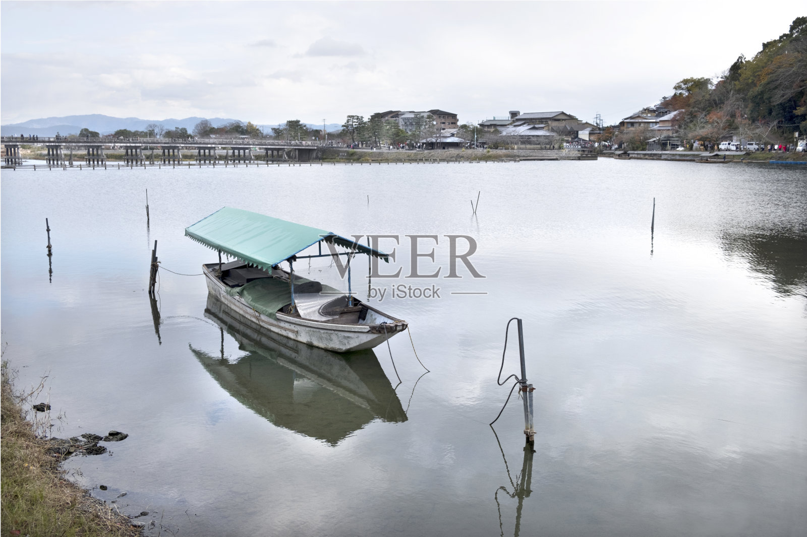 在日本一条河上漂浮的小船照片摄影图片