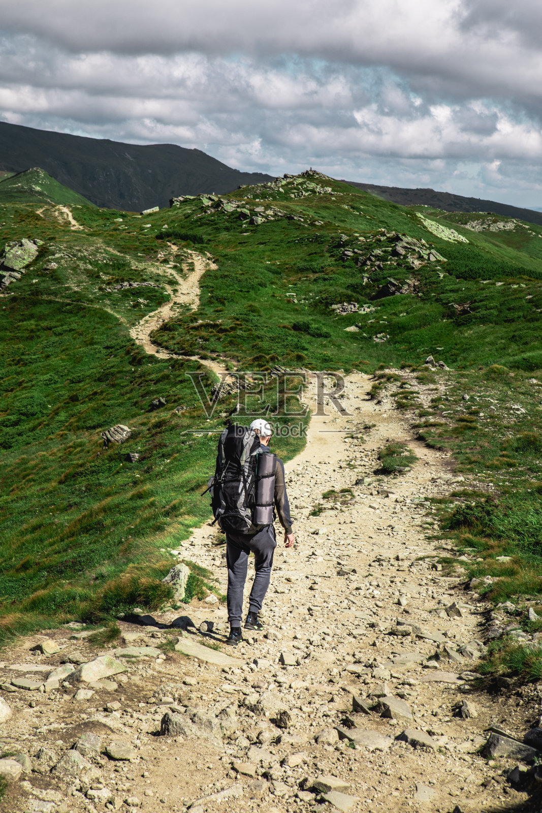 山里的年轻徒步旅行者。夏天徒步路径照片摄影图片