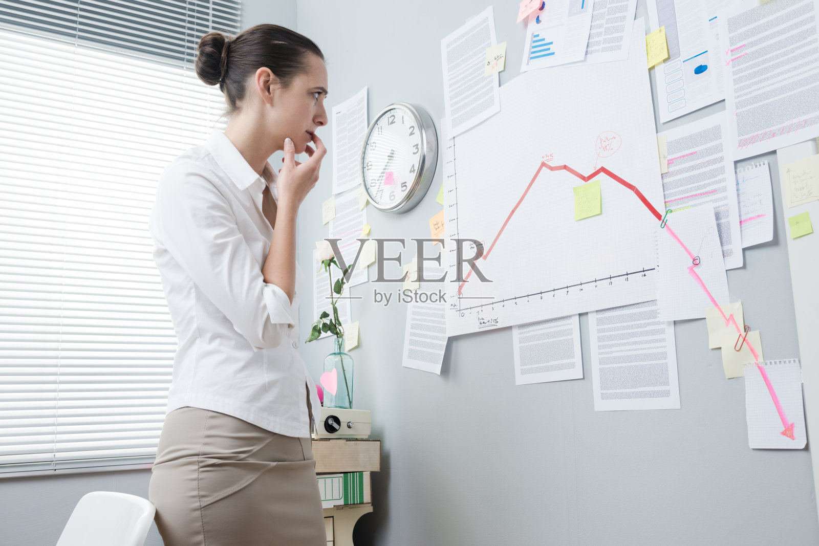 分析财务图表的女商人照片摄影图片