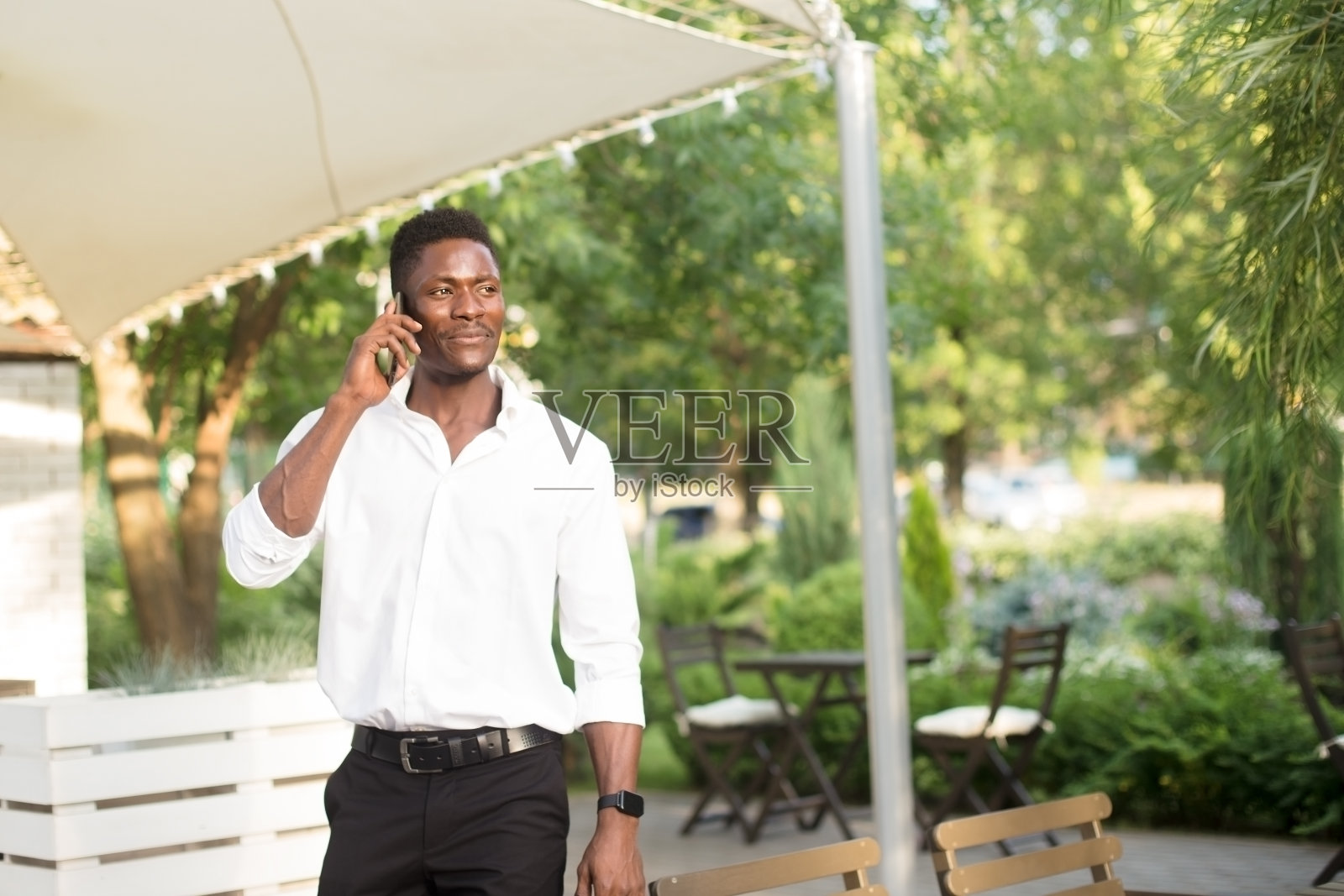 快乐的非裔美国人在街上拿着手机照片摄影图片