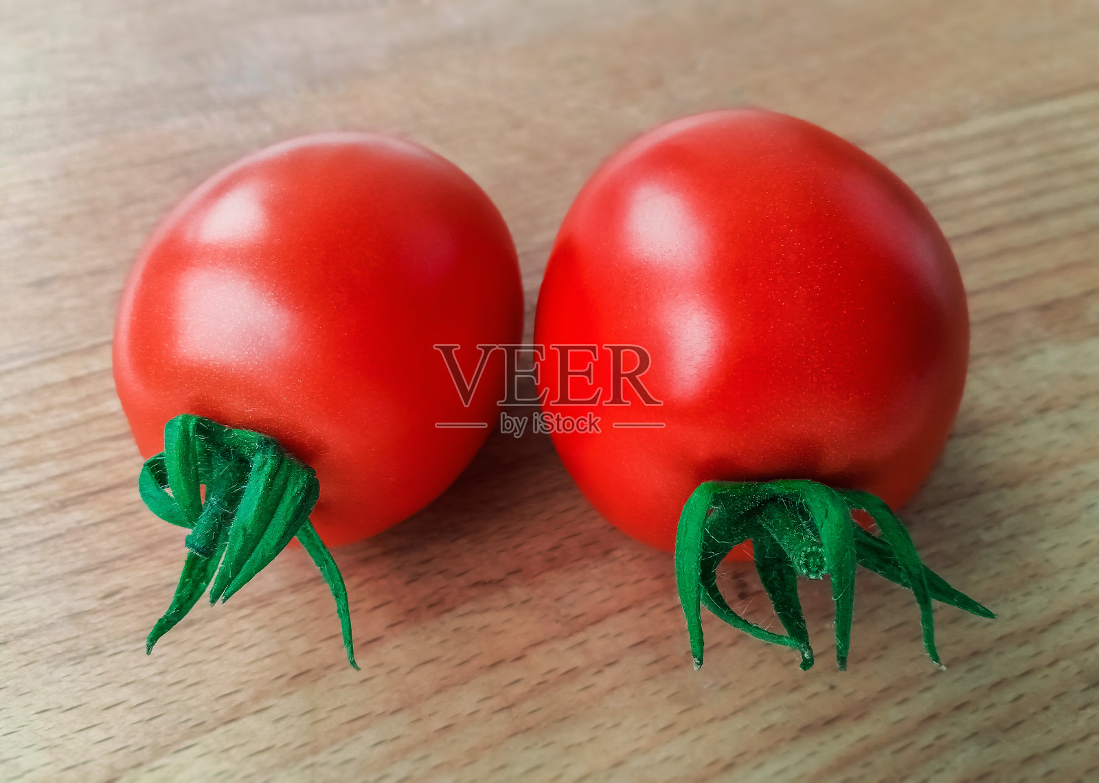 木制背景上的新鲜番茄照片摄影图片