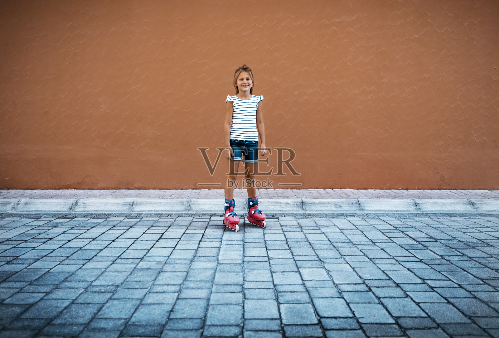 小女孩玩轮滑照片摄影图片