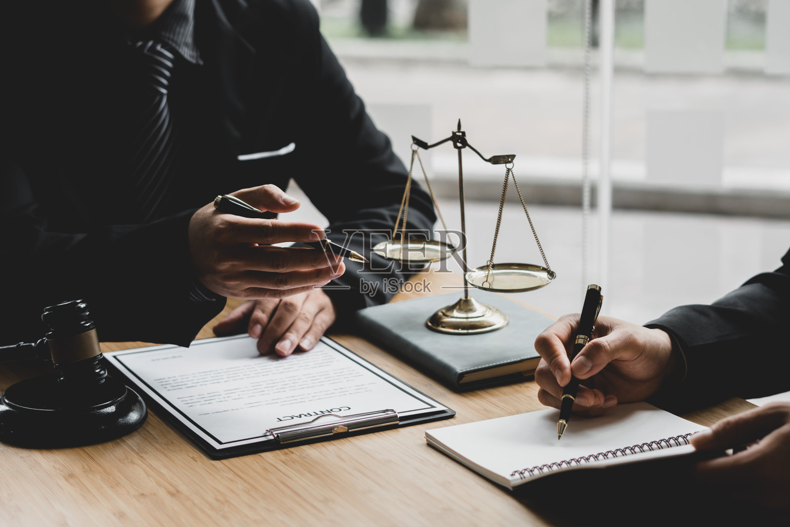 正在为客户提供法律诉讼和法律咨询要求的男人照片摄影图片