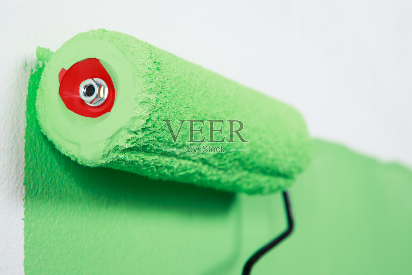 油漆工正在把内墙漆成绿色照片摄影图片