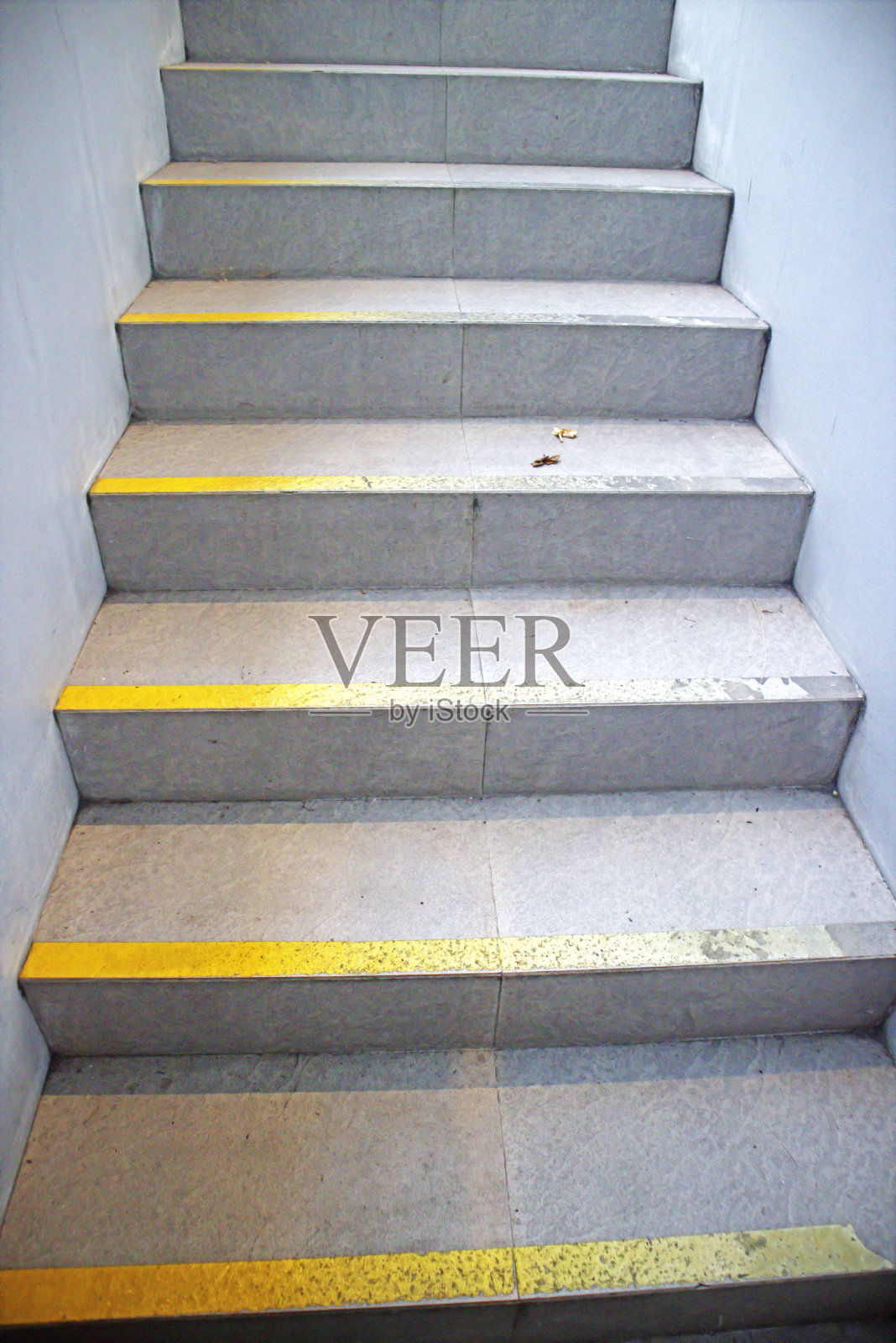 在其中一个旅游景点,你可以看到8个带有独特黄线的陶瓷石阶照片摄影图片