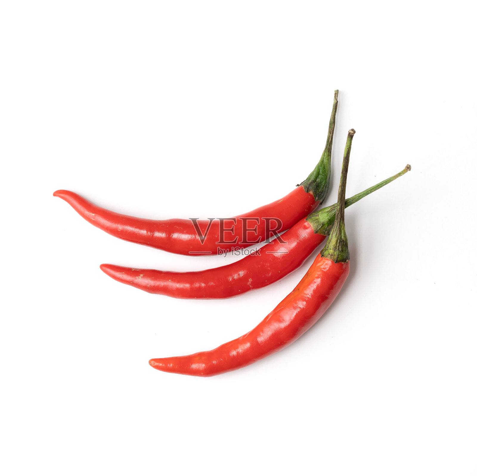 红辣椒与切成片的红辣椒隔离在白色背景下。辛辣的食物。蔬菜。调味成分。照片摄影图片