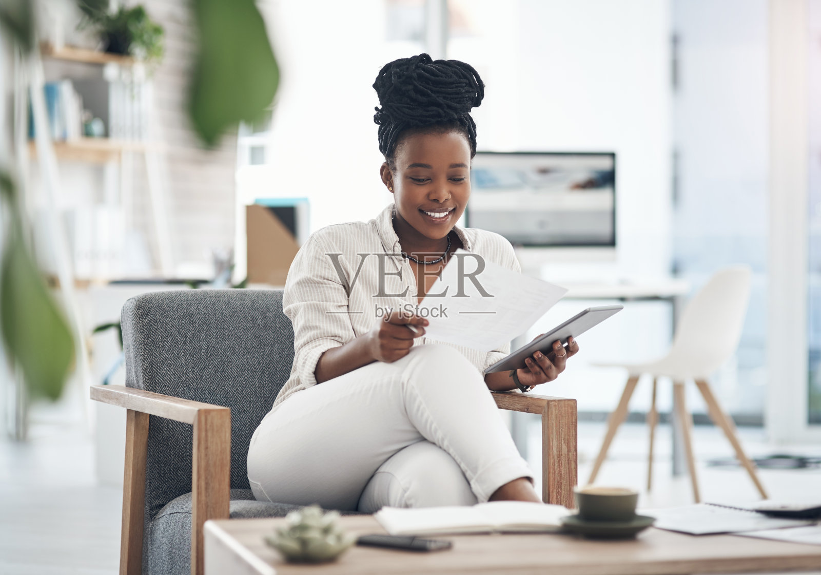 一名女商人用她的电子平板电脑阅读文书工作照片摄影图片