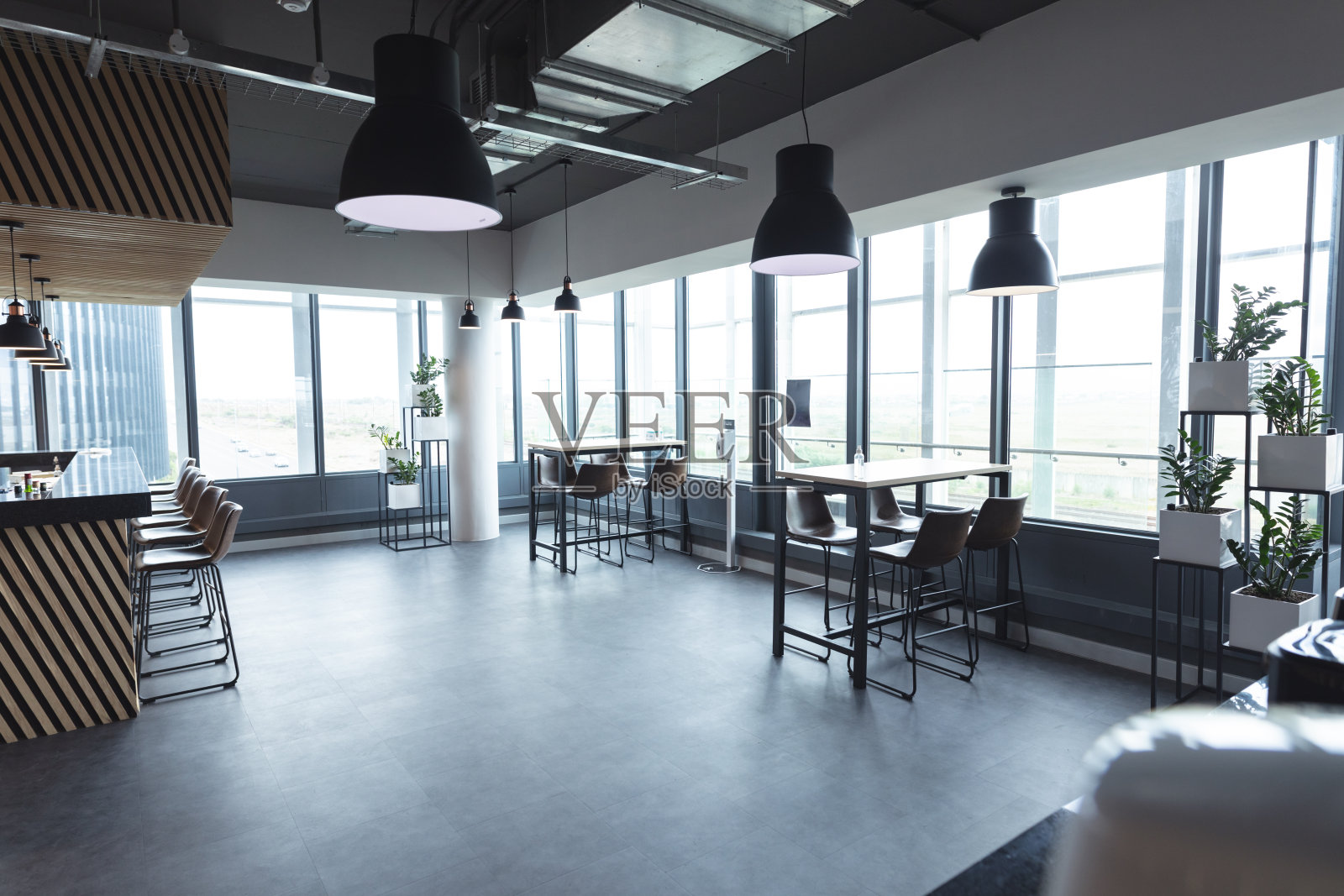 在现代的办公室里,空的餐厅和桌子的内部照片摄影图片
