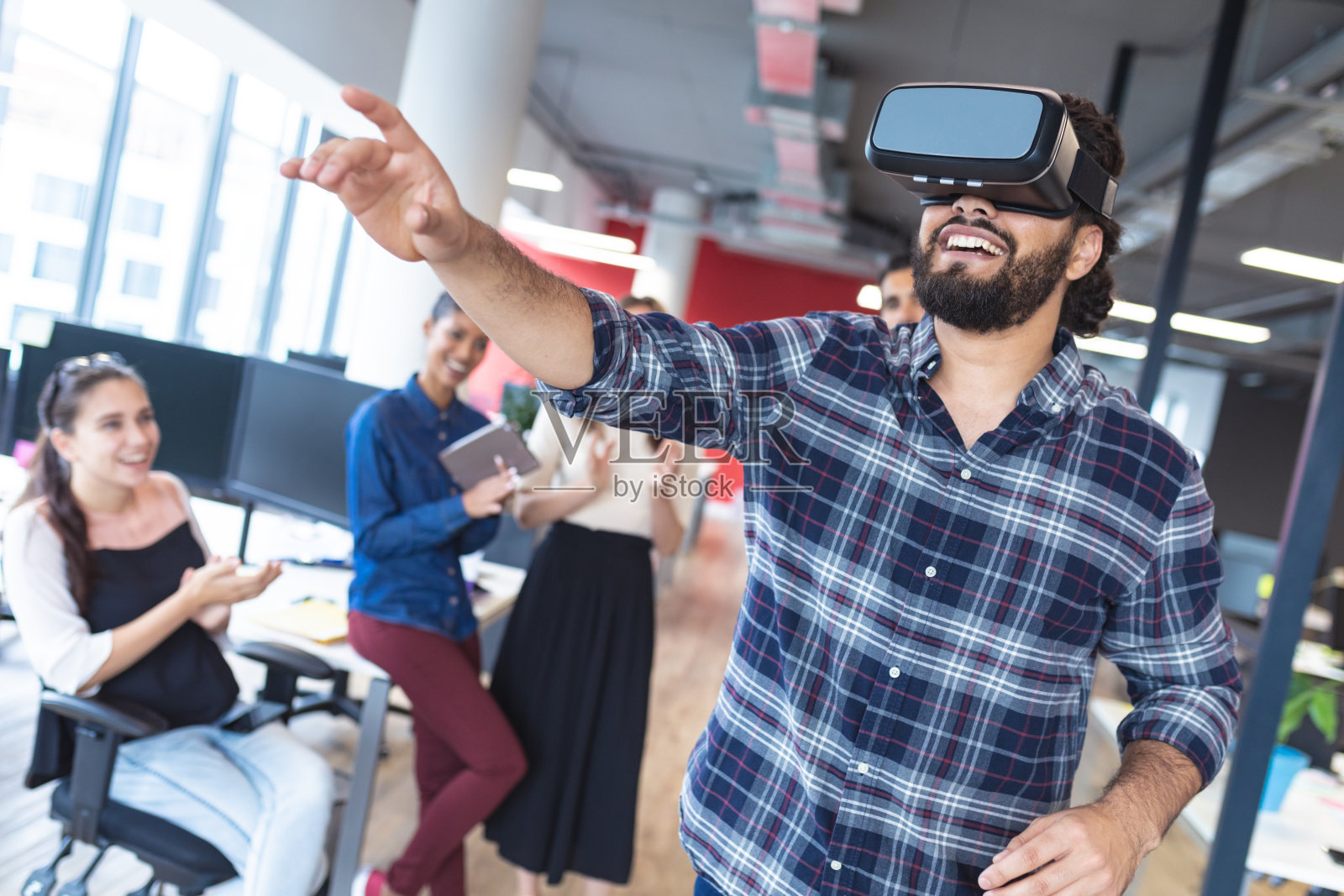 不同的创意团队的同事在会议上使用虚拟现实头盔照片摄影图片