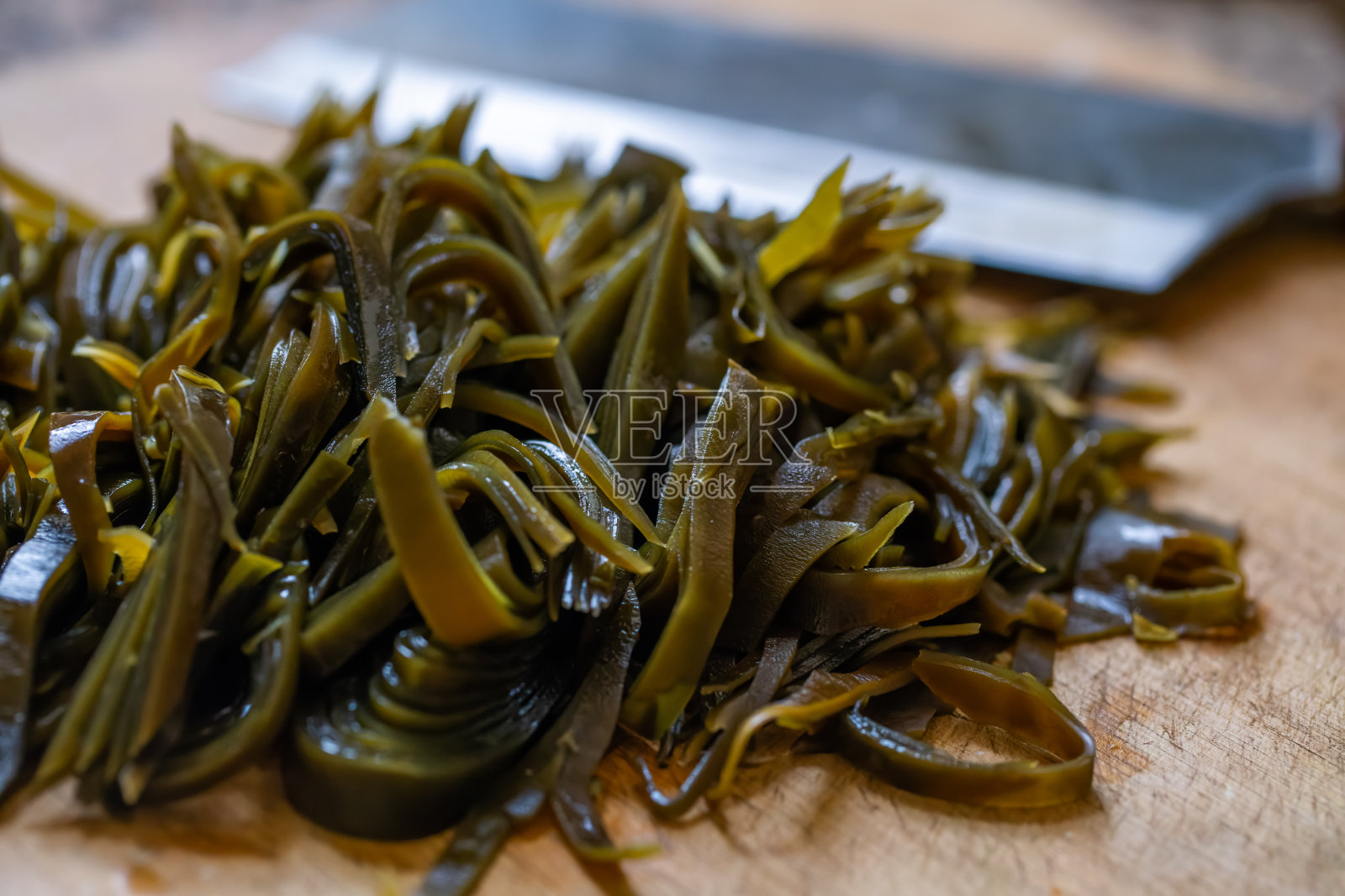 (海带)海带海藻在木板背景上照片摄影图片