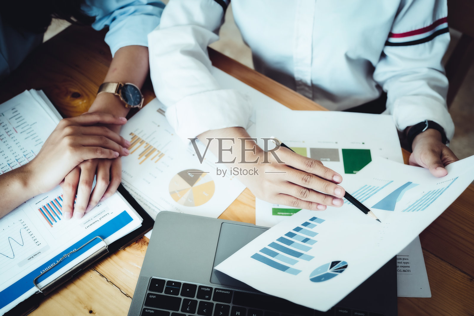 公司的顾问们正在会议上指出计划,以制定重振公司业务的计划。照片摄影图片