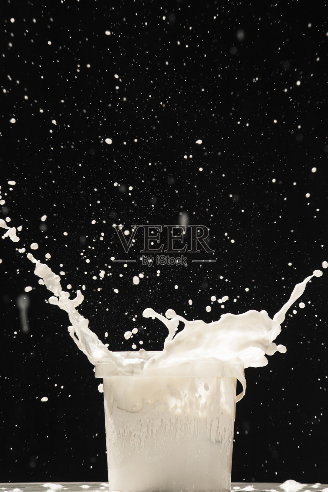 从罐子里泼洒颜料照片摄影图片