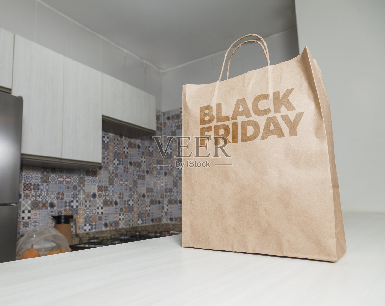 黑色星期五送货袋放在桌子上。照片摄影图片