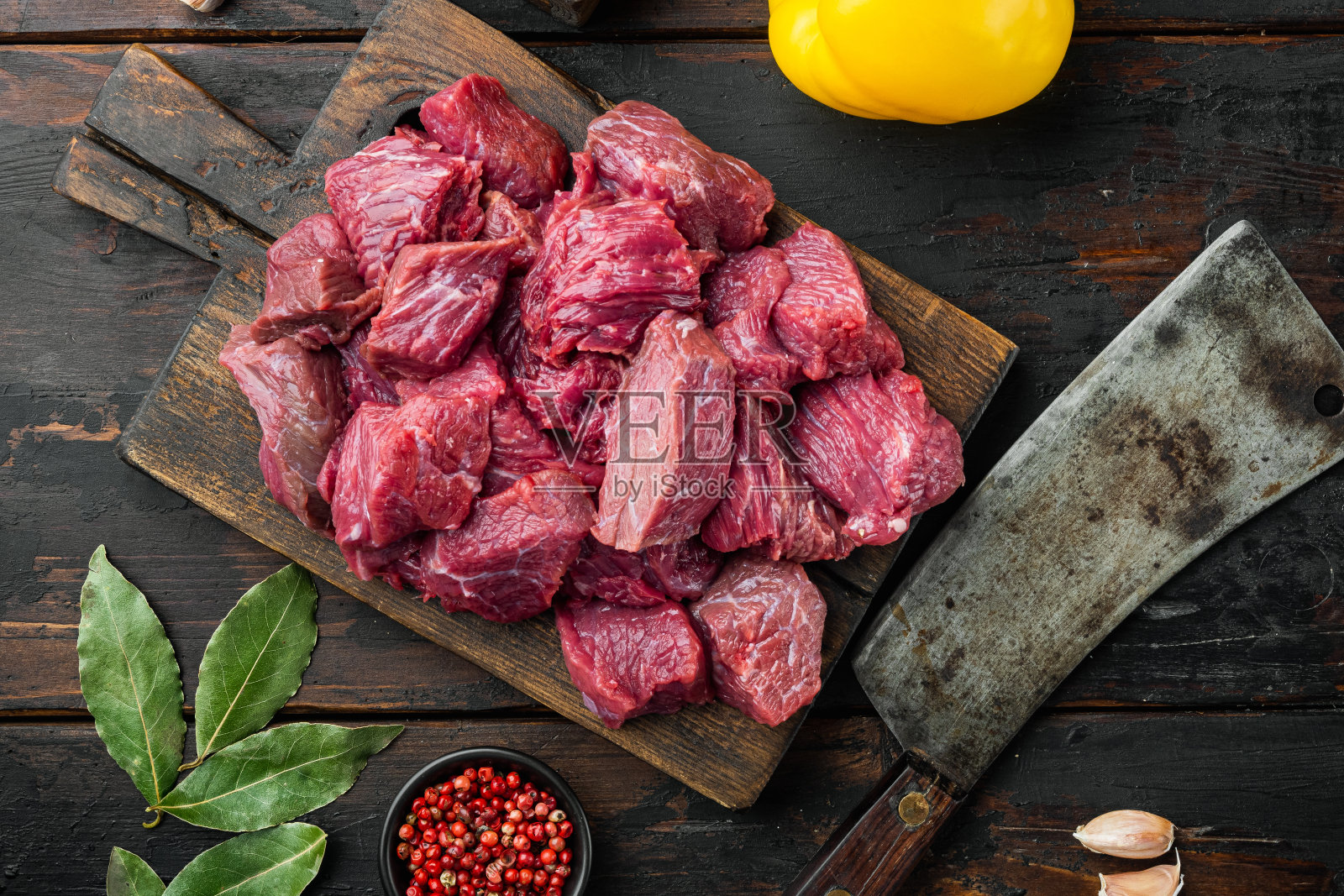 牛肉砂锅或炖牛肉配料甜甜椒,在旧的深色木桌上,俯视图平放照片摄影图片