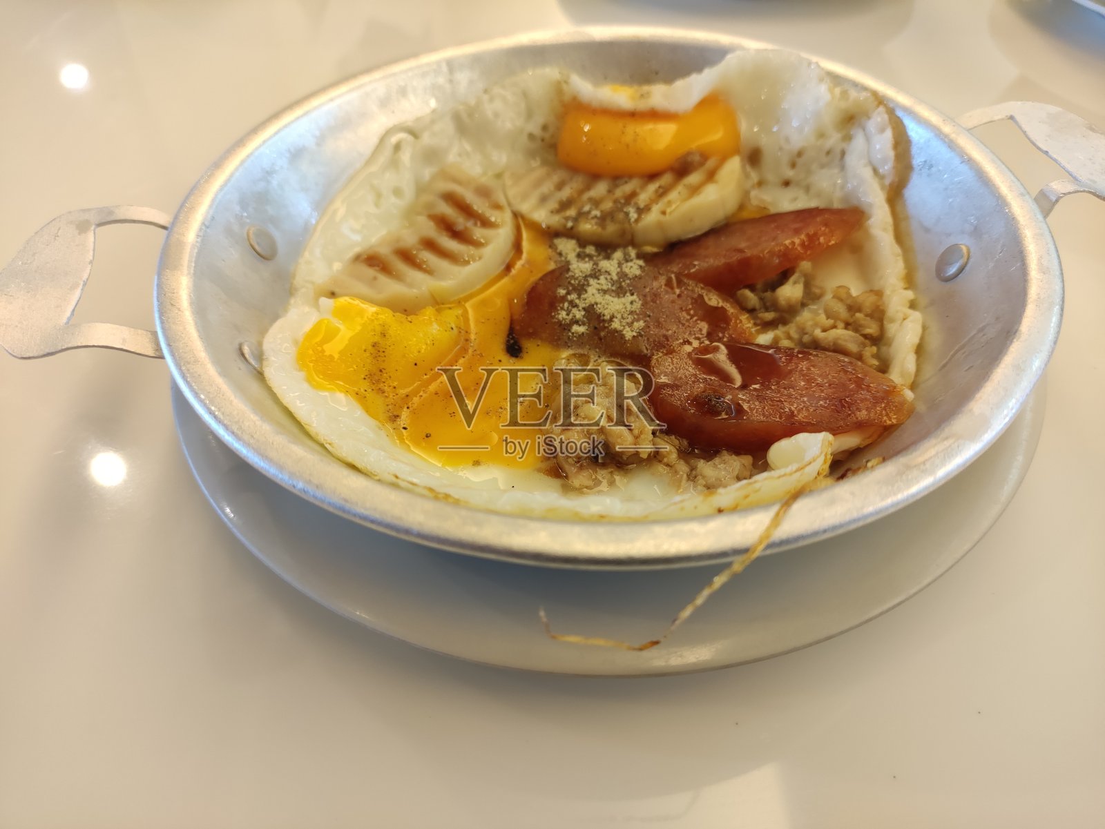 用平底锅煎鸡蛋和配料照片摄影图片