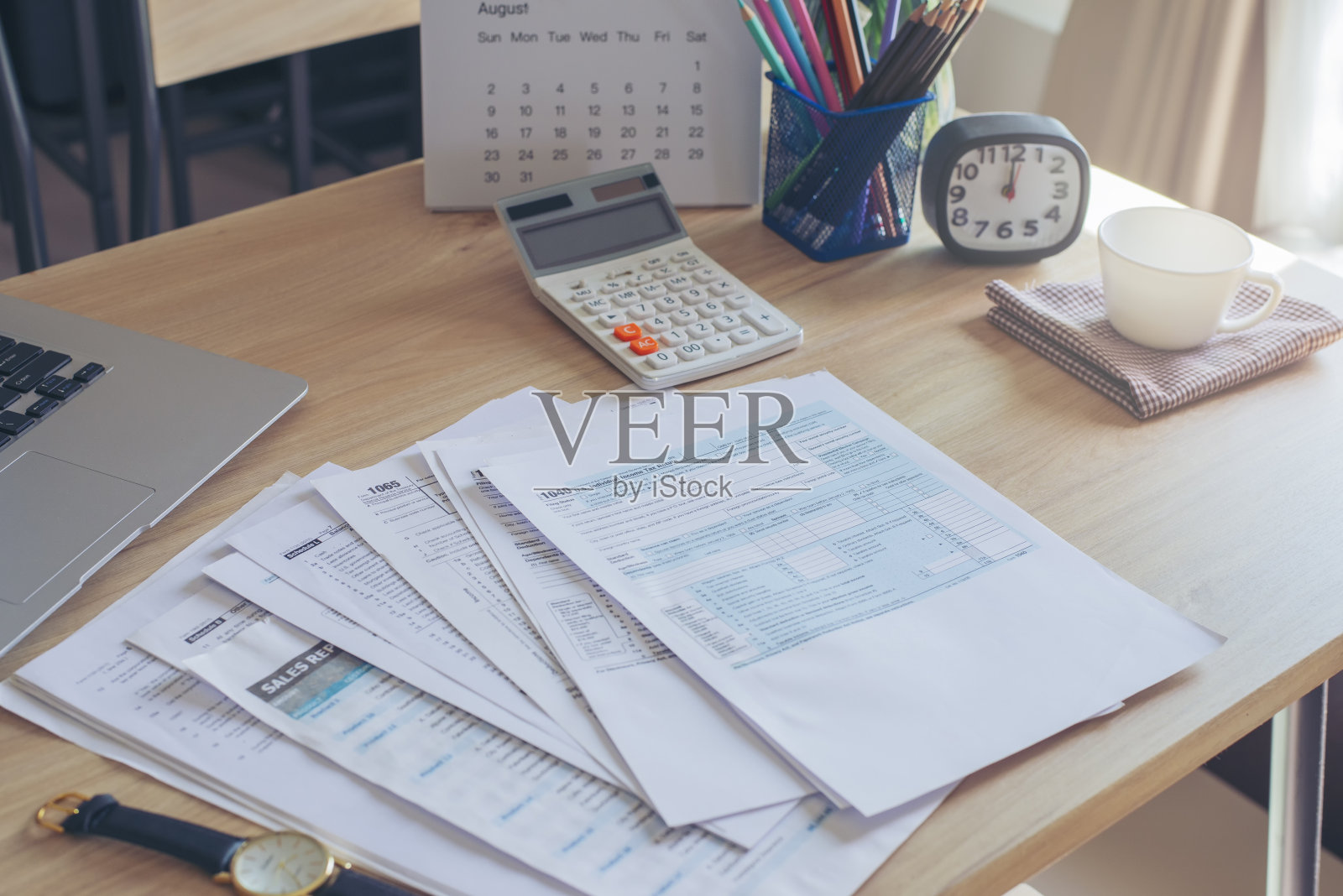 个人所得税申报单,笔记本电脑,计算器有收入的人根据美国法律,纳税季节和纳税期限。计划预算和税收概念。照片摄影图片