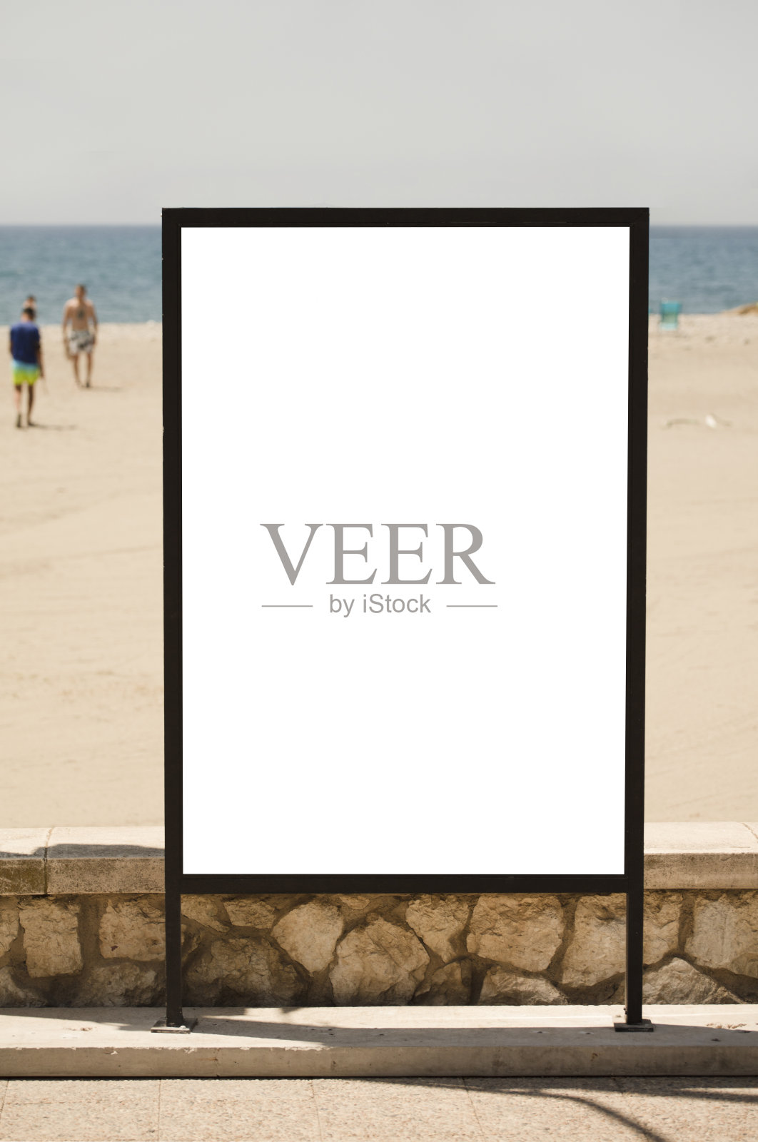 海滩边的广告牌,蓝天照片摄影图片