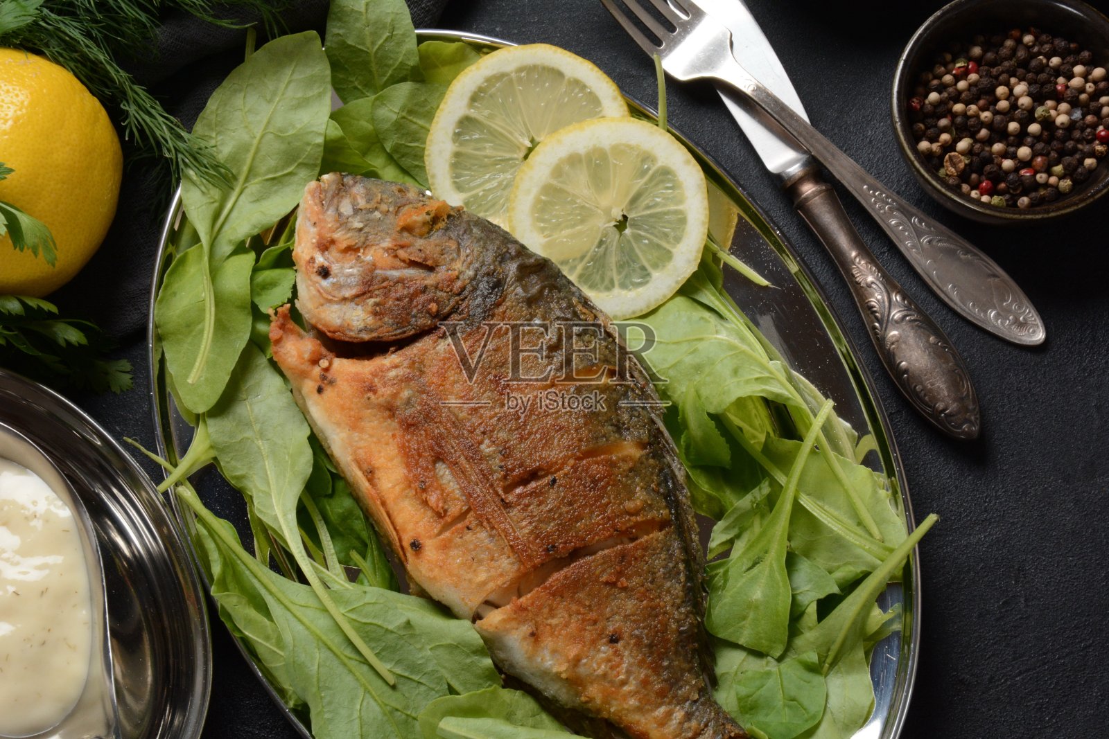 炸多拉多鱼配新鲜香草和柠檬照片摄影图片