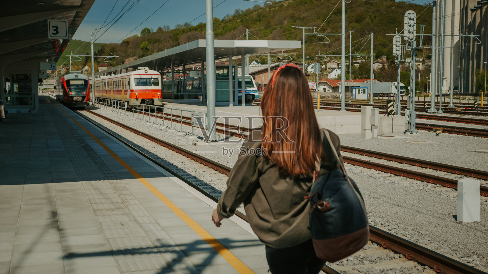 一个女人走在站台上照片摄影图片