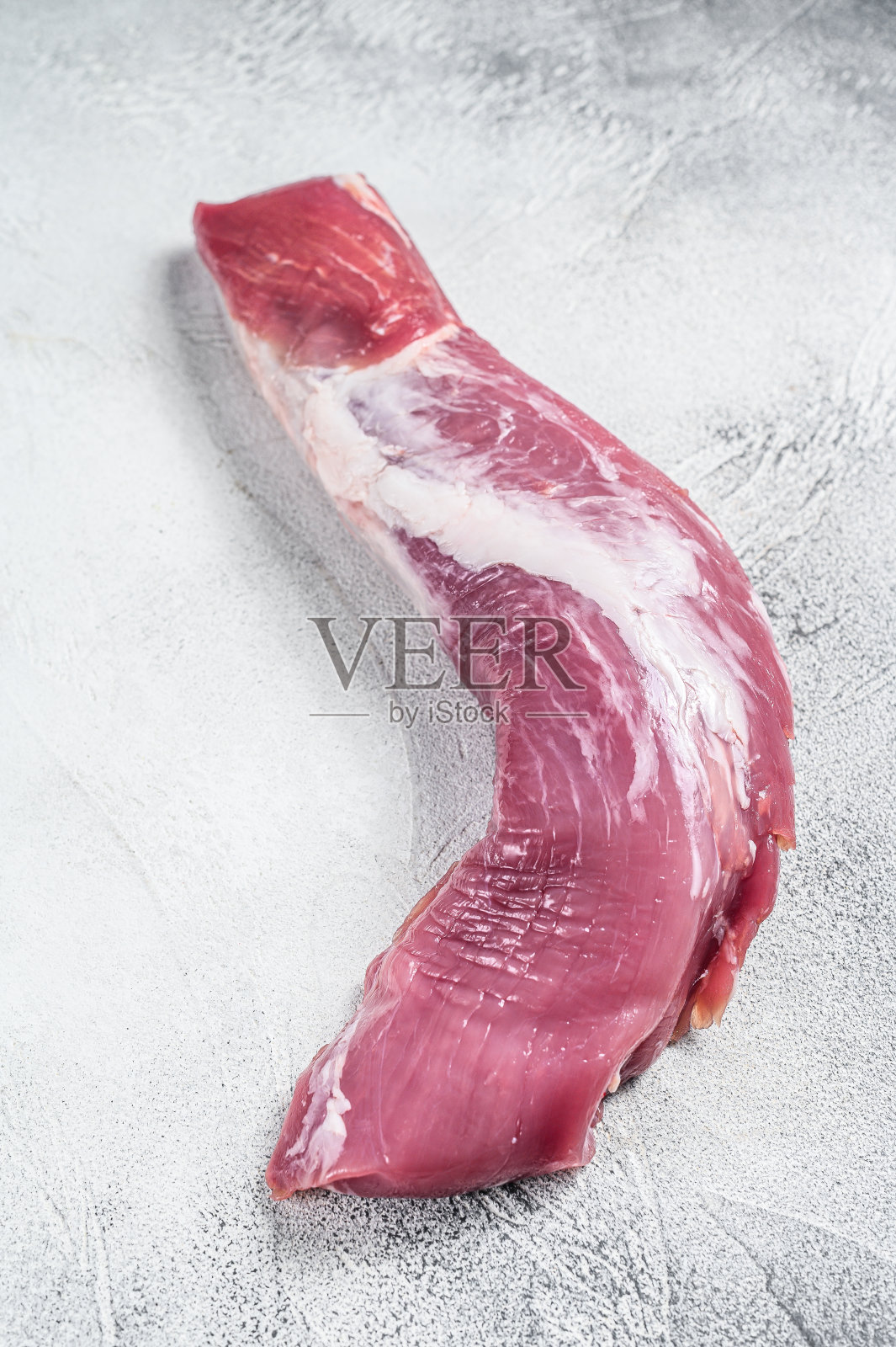 生猪肉里脊肉。白色背景。俯视图照片摄影图片