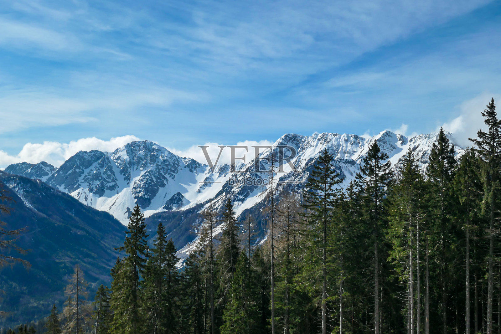 马沙切·古普夫——斯洛文尼亚境内白雪皑皑的阿尔卑斯山的特写。山的后面有厚厚的白云照片摄影图片