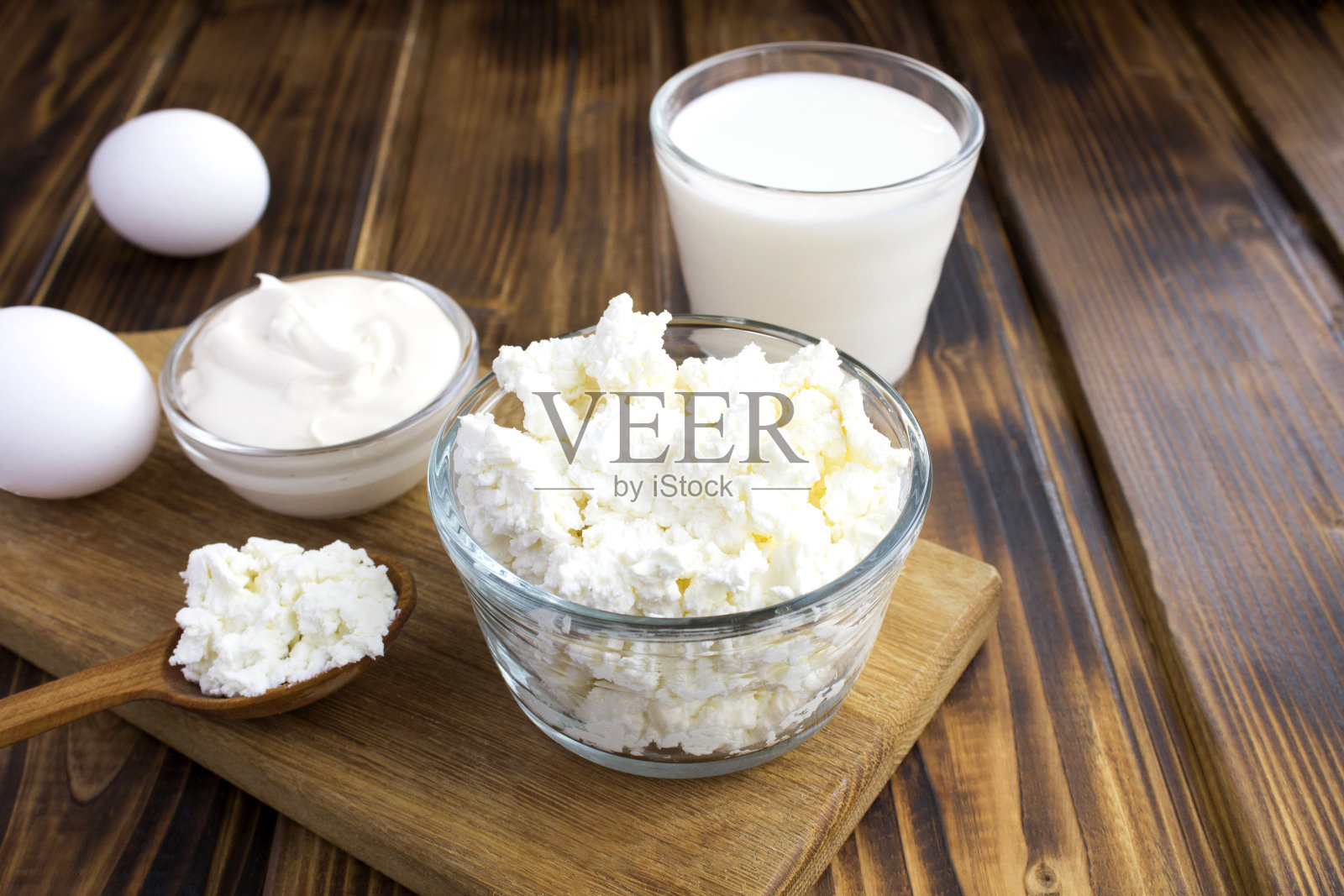 自制的农场乳制品放在棕色的木制背景上照片摄影图片