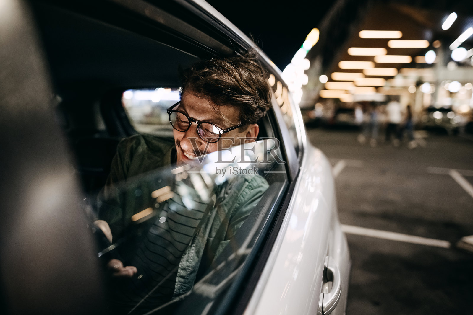 外面下雨的时候一个人在车里照片摄影图片