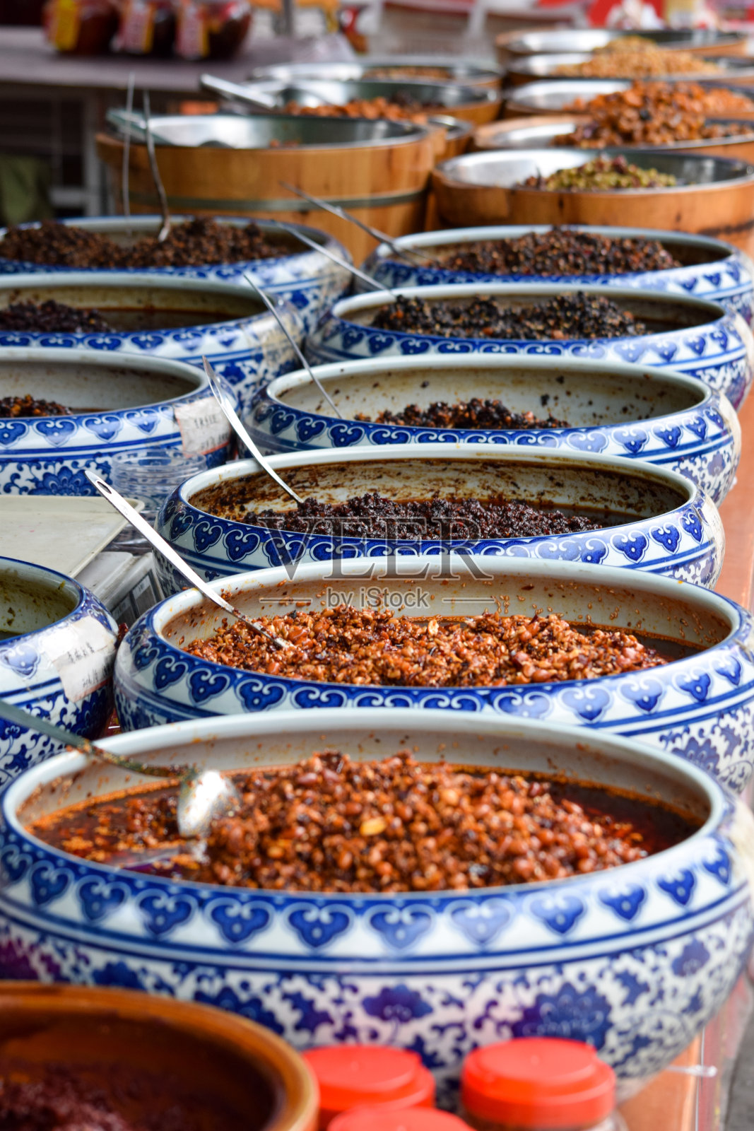 装着中东食物的碗照片摄影图片