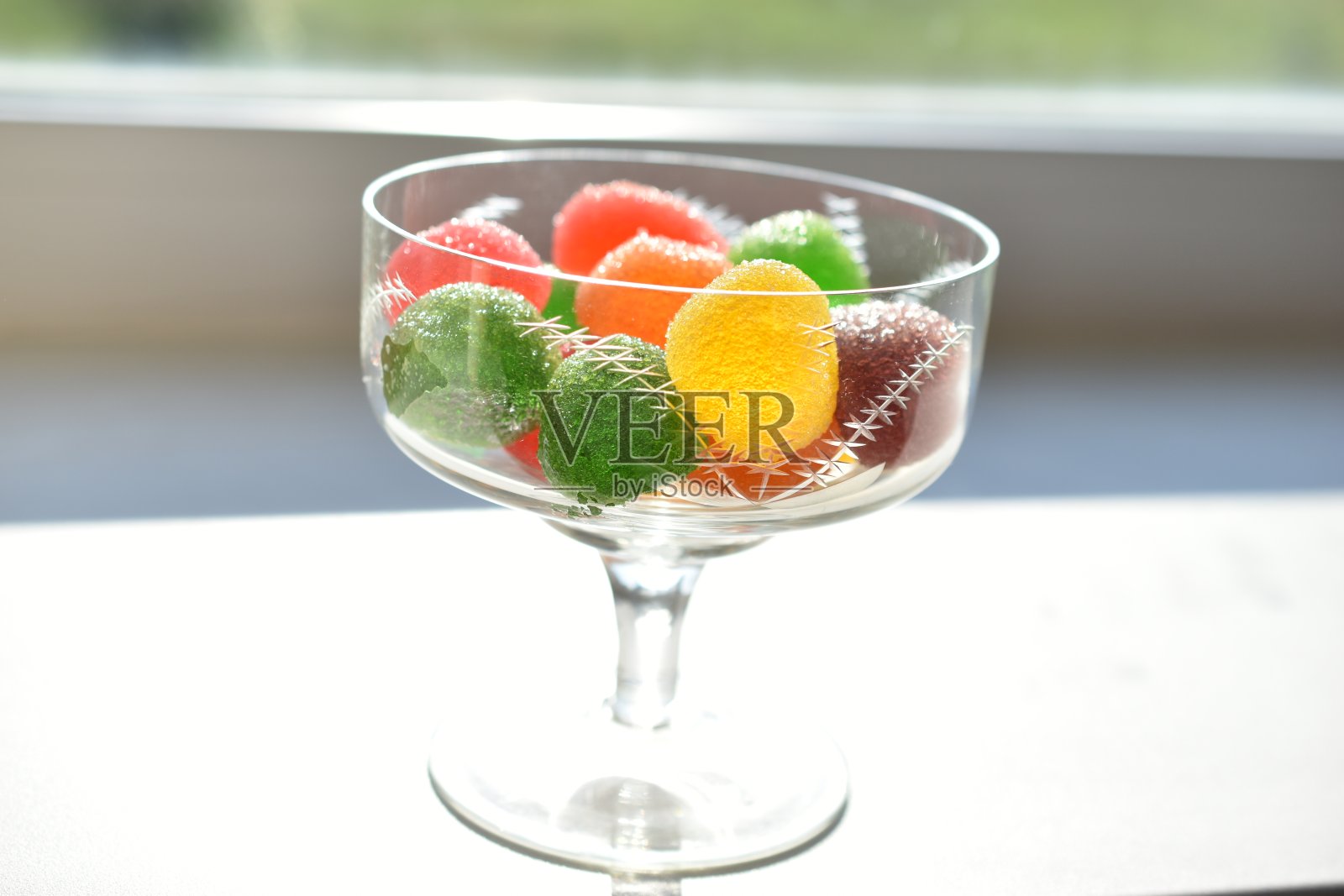 糖果酱放在白色背景的玻璃花瓶里照片摄影图片