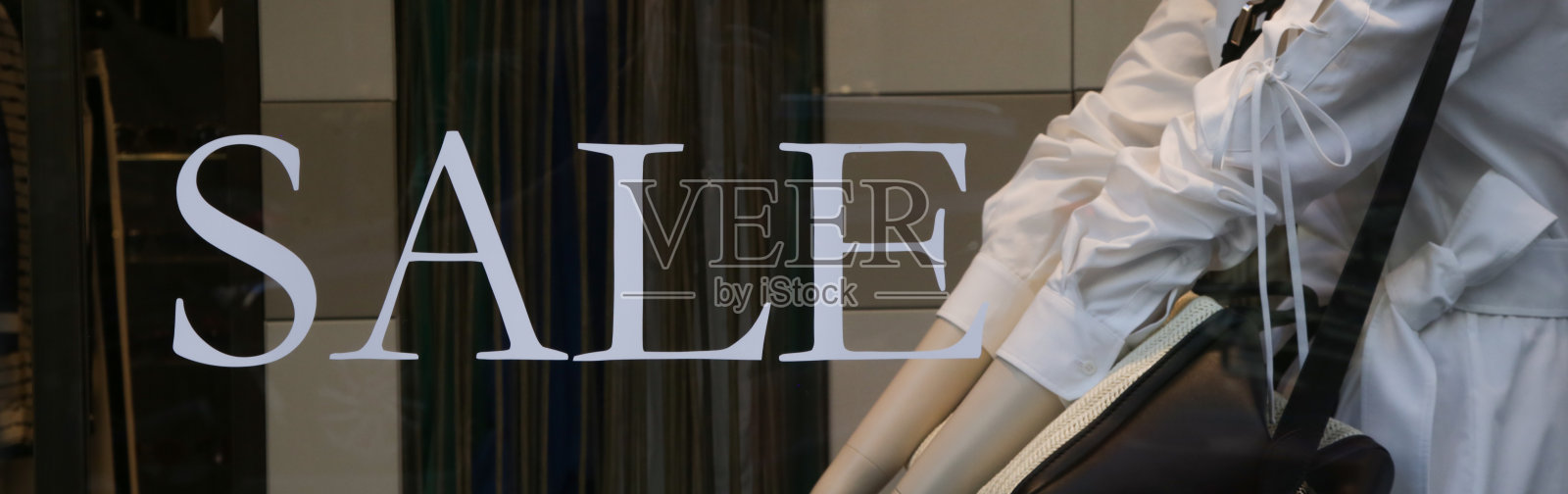 商场橱窗里的销售标志照片摄影图片