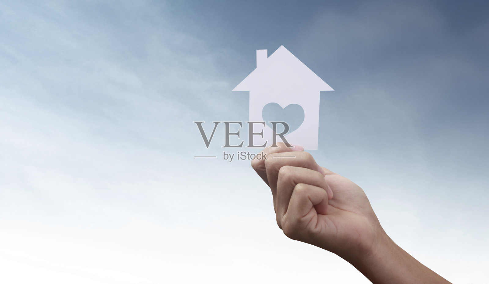 手执纸屋,家保家保理念照片摄影图片