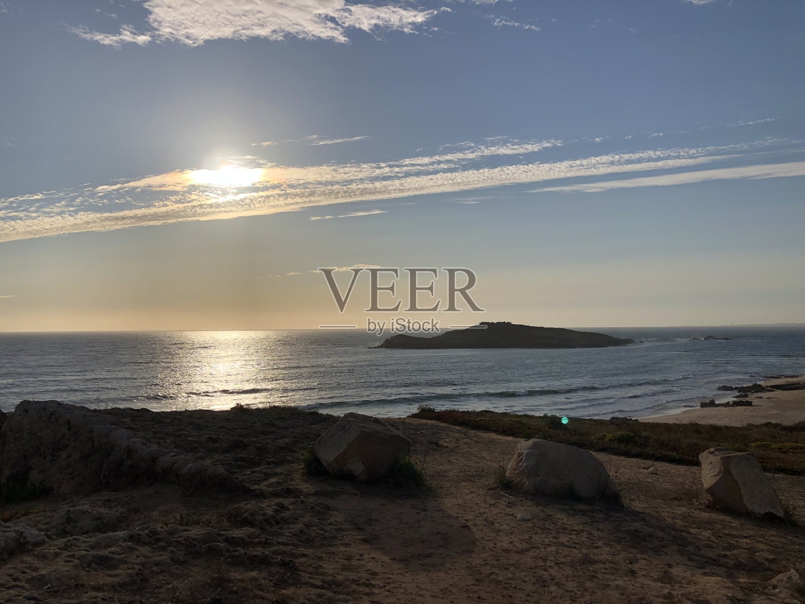 太阳反射在水沙滩日落照片摄影图片