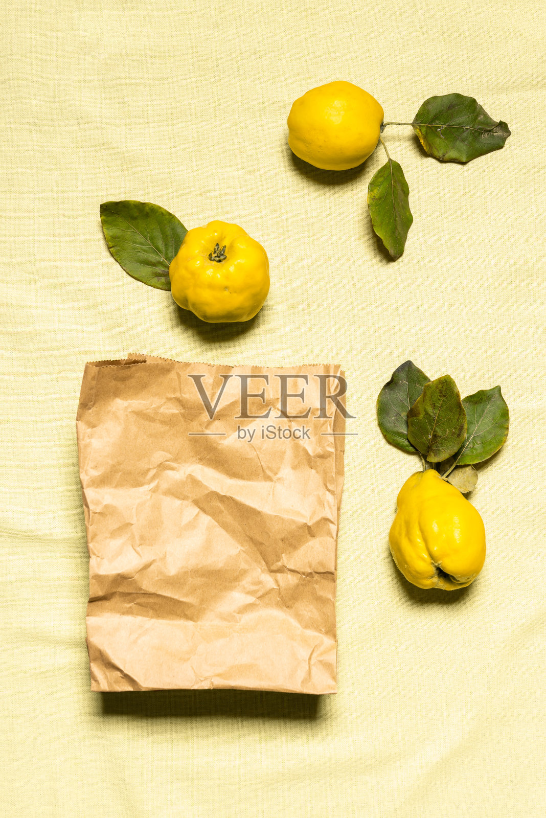 三个木瓜苹果和纸袋平铺照片摄影图片