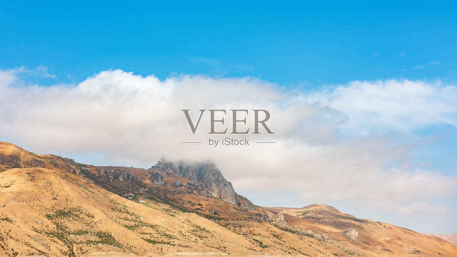 位于阿塞拜疆的圣山贝什巴马格的岩石峰照片摄影图片