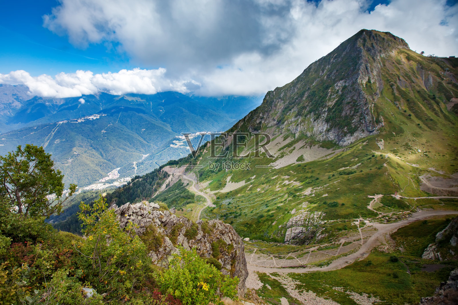 美丽的山村,阳光明媚的日子。山上春光明媚。草地和山丘。农村景观。照片摄影图片