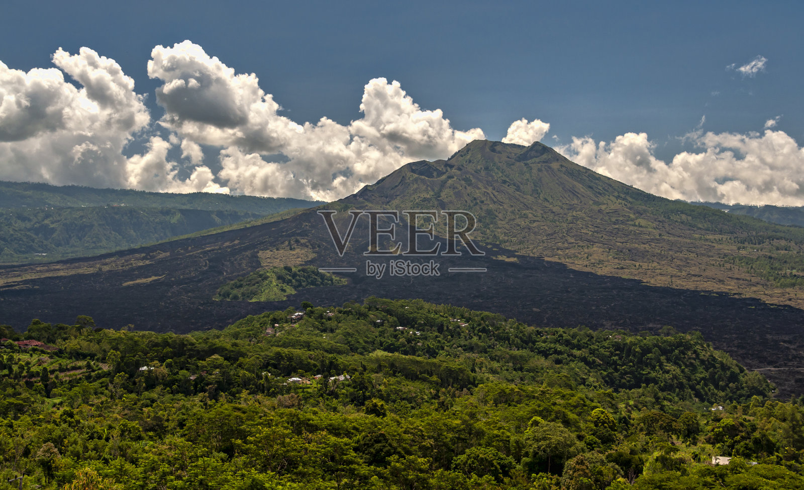 巴图尔湖,印度尼西亚巴厘岛。照片摄影图片