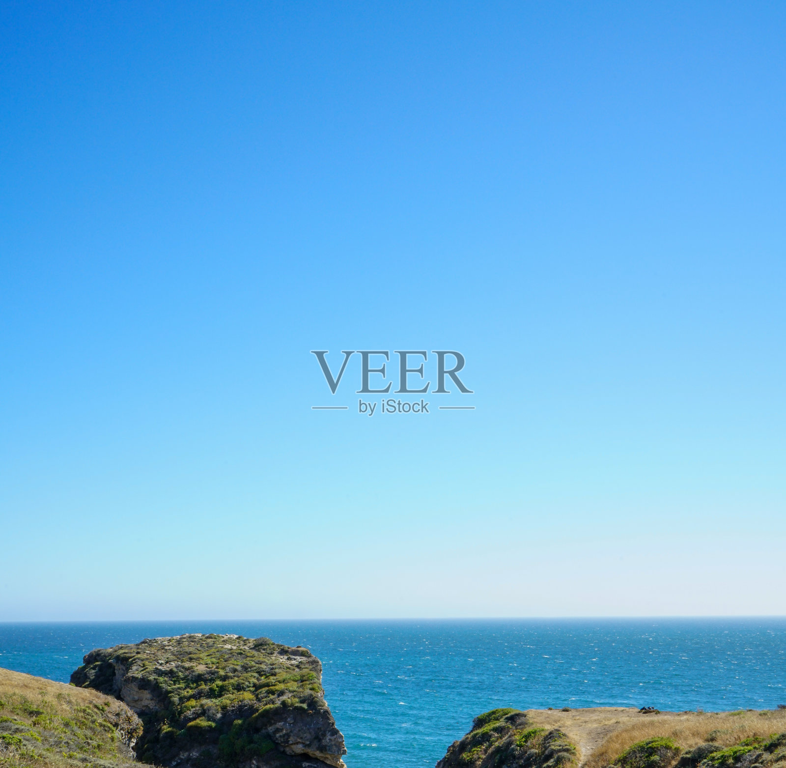 一个阳光明媚的下午,加州雷耶斯岬站的海岸步道照片摄影图片