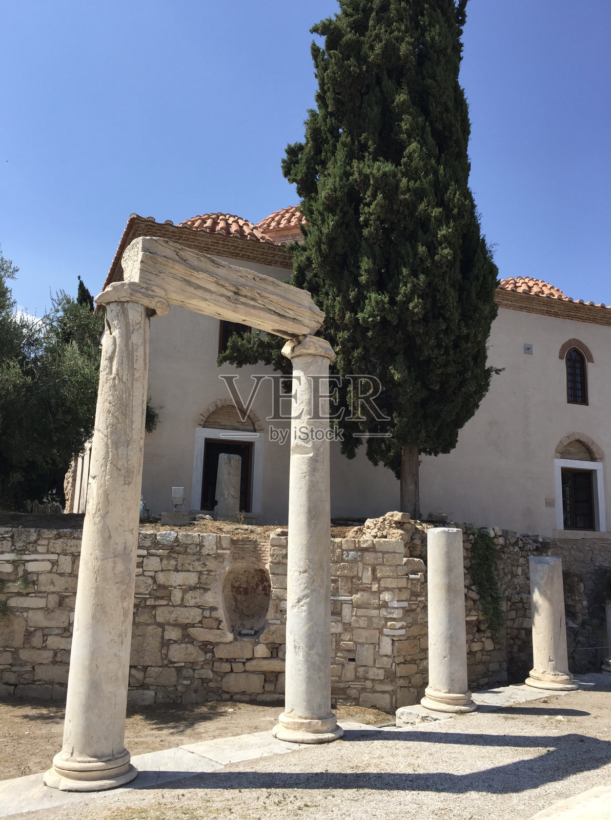 Fethiye清真寺是一座建于17世纪的奥斯曼帝国清真寺,位于雅典的古罗马集市。它是建立在中世纪拜占庭时期(8 /9世纪)基督教长方形教堂的废墟上。照片摄影图片