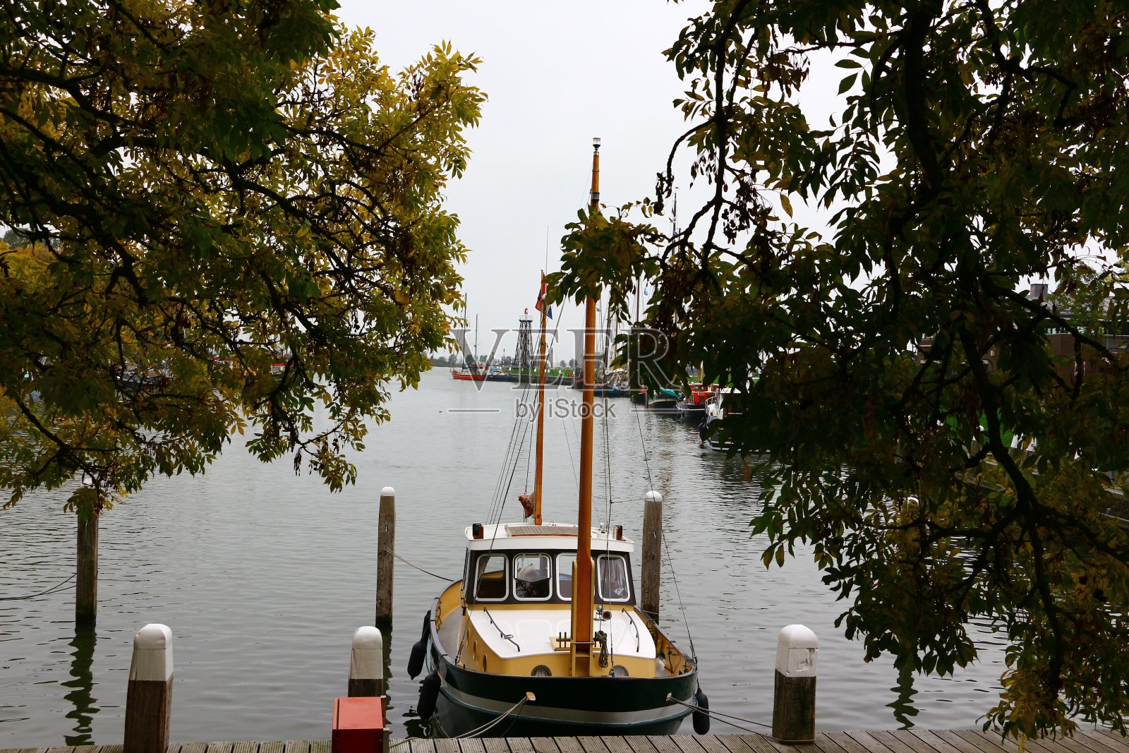 荷兰恩克惠曾的多云秋日照片摄影图片