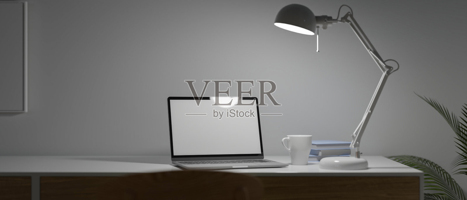 现代家庭工作空间,笔记本电脑空白屏幕和现代灯在桌子上慢光,努力工作,晚工作,自由的概念照片摄影图片