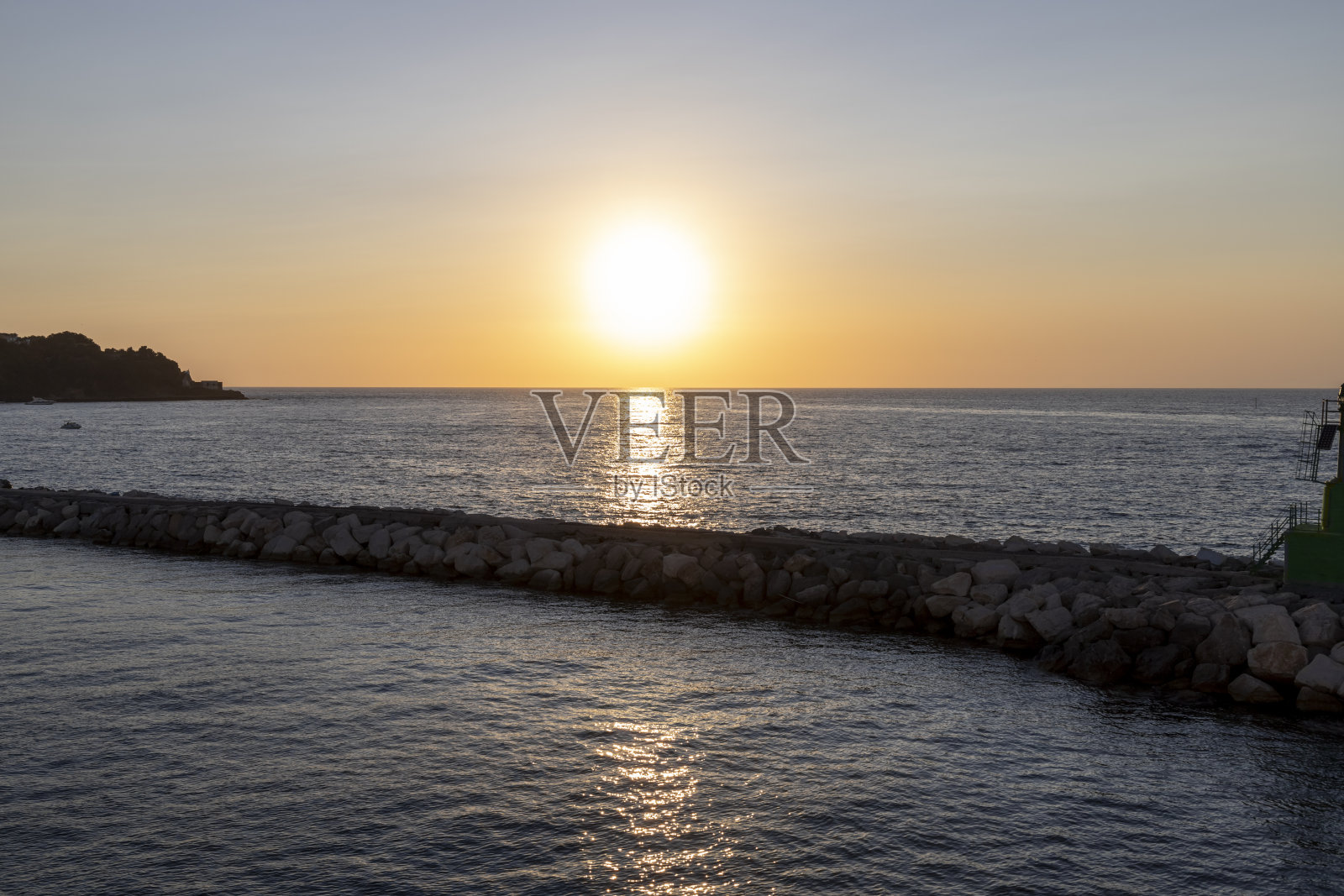 意大利那不勒斯海湾,普罗西达港附近,夏季地中海上的日落照片摄影图片